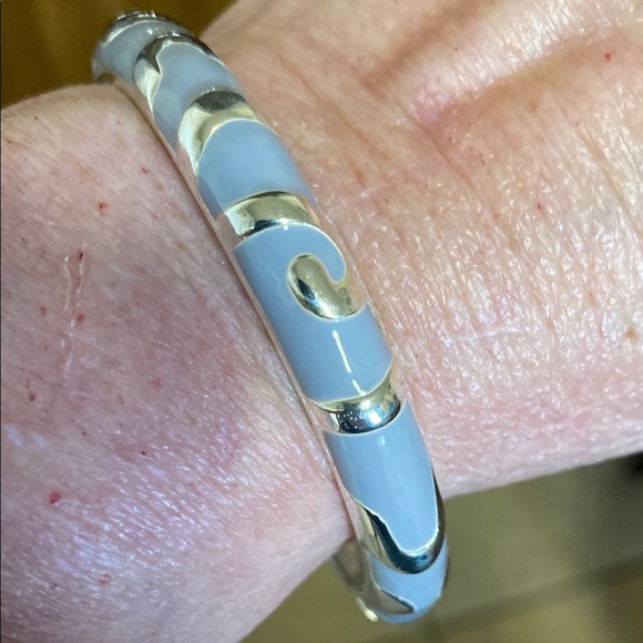 Elegant Silver and White Clamp Bracelet - Picture 2 of 3